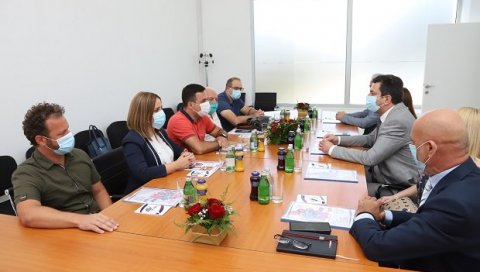 ПОЛИТИЧКА КРИЗА ПРЕД РАЗРЕШЕЊЕМ? Сусрет представника градског одбора СНС у Шапцу са челницима покрета Западна Србија ПОЛИТИЧКА КРИЗА ПРЕД РАЗРЕШЕЊЕМ? Сусрет представника градског одбора СНС у Шапцу са челницима покрета Западна Србија
