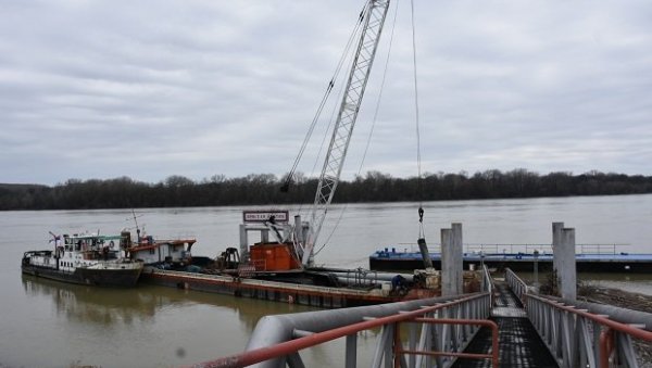 ПРВИ БРОДОВИ ПРИСТИЖУ ЗА 10 ДАНА: При крају радови на обнови пристана у Апатину, који је оштећен у невремену пре две године ПРВИ БРОДОВИ ПРИСТИЖУ ЗА 10 ДАНА: При крају радови на обнови пристана у Апатину, који је оштећен у невремену пре две године