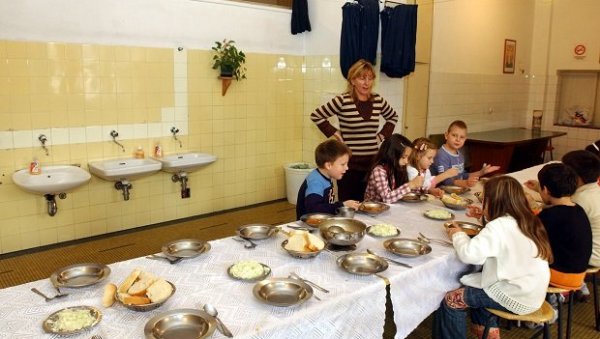 ЂАЦИ НА РУЧАК ИДУ У ГРУПАМА: Епидемија короне увела нова правила и за обедовање у основним школама и смањила број деце у боравцима ЂАЦИ НА РУЧАК ИДУ У ГРУПАМА: Епидемија короне увела нова правила и за обедовање у основним школама и смањила број деце у боравцима