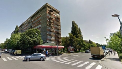 S HODALICOM TEŠKO STIŽU DO PRIZEMLJA: U zgradi u Palmira Toljatija broj 66 neispravan lift već mesec dana S HODALICOM TEŠKO STIŽU DO PRIZEMLJA: U zgradi u Palmira Toljatija broj 66 neispravan lift već mesec dana