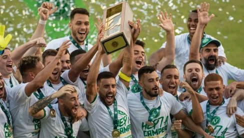 HEROJ ŠAPEKOENSEA: Preživeo avionsku nesreću 2016. godine, sad podigao trofej HEROJ ŠAPEKOENSEA: Preživeo avionsku nesreću 2016. godine, sad podigao trofej