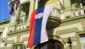 POVODOM DANA SRPSKOG JEDINSTVA: Zastava na gradskoj kući u Zrenjaninu POVODOM DANA SRPSKOG JEDINSTVA: Zastava na gradskoj kući u Zrenjaninu
