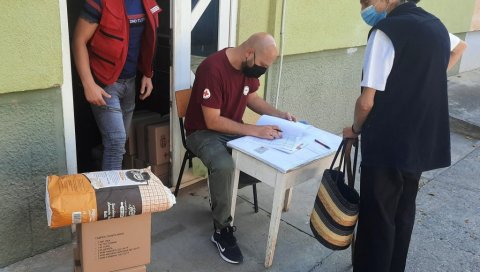 ЦРВЕНИ КРСТ у Параћину дели помоћ најугроженијима са села ЦРВЕНИ КРСТ у Параћину дели помоћ најугроженијима са села