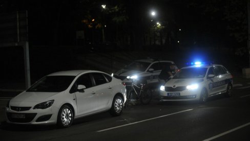PRVE FOTOGRAFIJE SA MESTA SAOBRAĆAJKE NA DEDINJU: Ovde je automobil udario dete (13) PRVE FOTOGRAFIJE SA MESTA SAOBRAĆAJKE NA DEDINJU: Ovde je automobil udario dete (13)