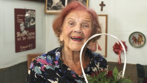 ЖИВИМ ЖИВОТ И НЕ БРИНЕМ СЕ: Глумица Бранка Веселиновић напунила 102. године, сунча се и сваки дан ради гимнастику ЖИВИМ ЖИВОТ И НЕ БРИНЕМ СЕ: Глумица Бранка Веселиновић напунила 102. године, сунча се и сваки дан ради гимнастику