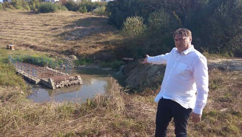 ФЕКАЛНО ЈЕЗЕРО ЕКОЛОШКА БОМБА: Житељи Вождовца о проблему између Митровданске улице и кружног пута ФЕКАЛНО ЈЕЗЕРО ЕКОЛОШКА БОМБА: Житељи Вождовца о проблему између Митровданске улице и кружног пута