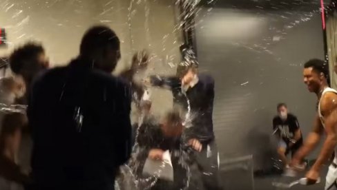 СЛАВЉЕ КОШАРКАША ДЕНВЕРА: А у свлачионици делиријум (ВИДЕО) СЛАВЉЕ КОШАРКАША ДЕНВЕРА: А у свлачионици делиријум (ВИДЕО)