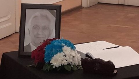 КОМЕМОРАЦИЈА ЗБОГ СМРТИ МОМЧИЛА КРАЈИШНИКА: Ево ко се опростио све од њега (ФОТО) КОМЕМОРАЦИЈА ЗБОГ СМРТИ МОМЧИЛА КРАЈИШНИКА: Ево ко се опростио све од њега (ФОТО)