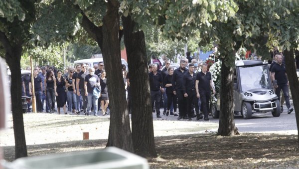 САХРАЊЕН СТРАХИЊА СТОЈАНОВИЋ: У поворци и Колумбијка Соња, а на венцу ПОРУКА (ФОТО) САХРАЊЕН СТРАХИЊА СТОЈАНОВИЋ: У поворци и Колумбијка Соња, а на венцу ПОРУКА (ФОТО)