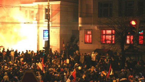 ОДЛОЖЕНО СУЂЕЊЕ ЗА ПАЉЕЊЕ АМБАСАДЕ САД: На оптуженичкој клупи петорица генерала ОДЛОЖЕНО СУЂЕЊЕ ЗА ПАЉЕЊЕ АМБАСАДЕ САД: На оптуженичкој клупи петорица генерала
