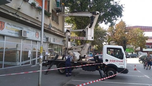 PEŠACI OPREZ: Otpada fasada u centru Požarevca PEŠACI OPREZ: Otpada fasada u centru Požarevca