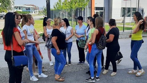ЗБОГ КОРОНЕ ПРОГЛАШЕНЕ ТЕХНОЛОШКИМ ВИШКОМ: Други дан протеста радница фабрике Алфа ЗБОГ КОРОНЕ ПРОГЛАШЕНЕ ТЕХНОЛОШКИМ ВИШКОМ: Други дан протеста радница фабрике Алфа