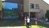MURAL U ČAST PRIRODE: Oslikana zgrada osnovne škole u Bačkom Monoštoru kod Sombora MURAL U ČAST PRIRODE: Oslikana zgrada osnovne škole u Bačkom Monoštoru kod Sombora