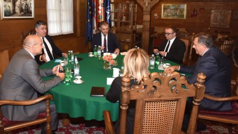 KOMŠIĆ ŠTETI HRVATIMA: O čemu je sve Dodik pričao sa Milanovićem - most, migranti i ratna odšteta KOMŠIĆ ŠTETI HRVATIMA: O čemu je sve Dodik pričao sa Milanovićem - most, migranti i ratna odšteta