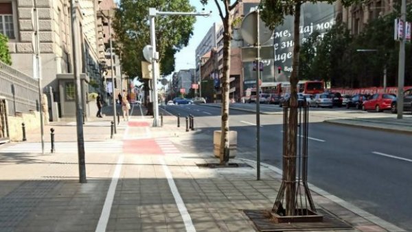 ШИРИ СЕ ПРОСТОР НАМЕЊЕН БИЦИКЛИСТИМА: Нова стаза у Немањиној улици ШИРИ СЕ ПРОСТОР НАМЕЊЕН БИЦИКЛИСТИМА: Нова стаза у Немањиној улици