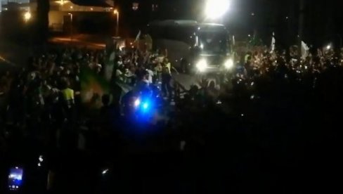 ХАОС НА УЛИЦАМА НИКОЗИЈЕ: Звездин аутобус упао међу навијаче Омоније (ВИДЕО) ХАОС НА УЛИЦАМА НИКОЗИЈЕ: Звездин аутобус упао међу навијаче Омоније (ВИДЕО)