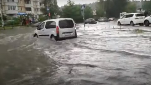 У МОСКВИ БЕСНИ УРАГАН: Улице претворене у реке - зацрнело се небо усред дана (ВИДЕО) У МОСКВИ БЕСНИ УРАГАН: Улице претворене у реке - зацрнело се небо усред дана (ВИДЕО)