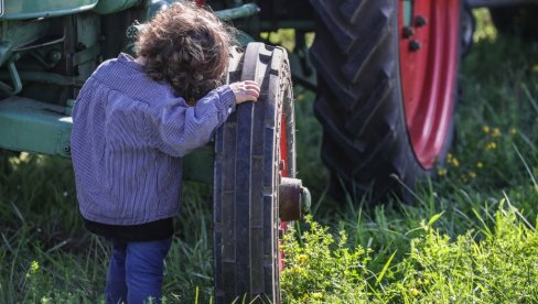 SA BOLESNIM DETETOM NA NJIVU: Zemljoradnici i njihove supruge ne mogu na bolovanje radi nege mališana SA BOLESNIM DETETOM NA NJIVU: Zemljoradnici i njihove supruge ne mogu na bolovanje radi nege mališana