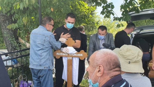 САХРАЊЕН МОМЧИЛО КРАЈИШНИК: Подносио је све храбро и стамено (ФОТО) САХРАЊЕН МОМЧИЛО КРАЈИШНИК: Подносио је све храбро и стамено (ФОТО)