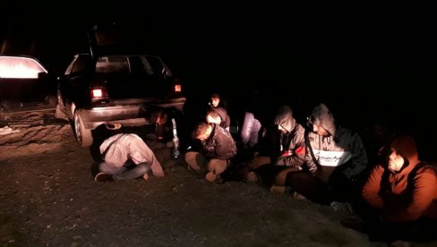 ХАПШЕЊЕ ЗБОГ КРИЈУМЧАРЕЊА МИГРАНАТА У БАНАТУ: Осумњичени да су омогућили недозвољен прелаз границе за најмање 45 људи ХАПШЕЊЕ ЗБОГ КРИЈУМЧАРЕЊА МИГРАНАТА У БАНАТУ: Осумњичени да су омогућили недозвољен прелаз границе за најмање 45 људи