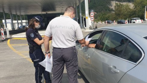 KILOMETARSKE KOLONE NA GRANICI: Srbi požurili da se vrate u domovinu zbog najavljenih epidemioloških mera (FOTO) KILOMETARSKE KOLONE NA GRANICI: Srbi požurili da se vrate u domovinu zbog najavljenih epidemioloških mera (FOTO)