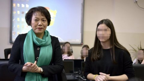 ЧЕСТИТКЕ АМБАСАДОРКЕ ЧЕН БО: Представница НР Кине поздравила све професоре кинеског језика у Србији ЧЕСТИТКЕ АМБАСАДОРКЕ ЧЕН БО: Представница НР Кине поздравила све професоре кинеског језика у Србији