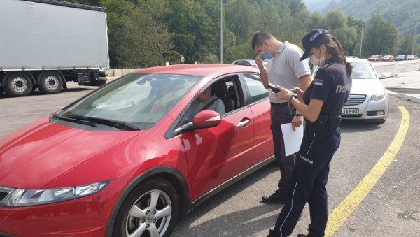 КОЛОНЕ НА ГРАНИЧНИМ ПРЕЛАЗИМА: Чека се и на наплатној станици Стара Пазова КОЛОНЕ НА ГРАНИЧНИМ ПРЕЛАЗИМА: Чека се и на наплатној станици Стара Пазова