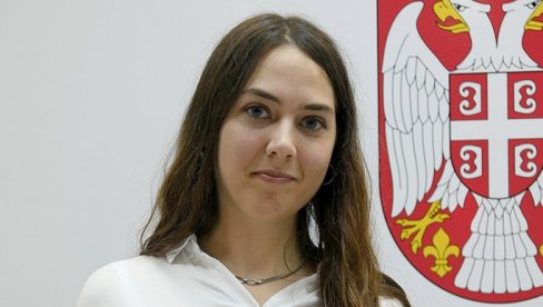 PRIZNANJE ZA RUKOPIS: Nagrada Novica Tadić uručena pesnikinji Vladani Perlić PRIZNANJE ZA RUKOPIS: Nagrada Novica Tadić uručena pesnikinji Vladani Perlić