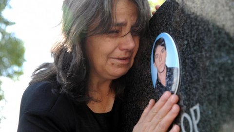 УБИЛИ ИХ ШИПТАРИ У УНИФОРМАМА ОВК: Потресне сцене на Орловачи - Олгица љуби слику мртве браће док изговара ове речи УБИЛИ ИХ ШИПТАРИ У УНИФОРМАМА ОВК: Потресне сцене на Орловачи - Олгица љуби слику мртве браће док изговара ове речи