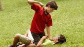 BRUTALNO PRETUKAO TROJICU ĐAKA: Osmak tukao vršnjake i jednog poslao u bolnicu BRUTALNO PRETUKAO TROJICU ĐAKA: Osmak tukao vršnjake i jednog poslao u bolnicu