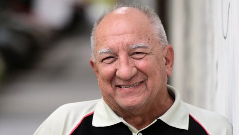 СРЕЋАН САМ ШТО БАШ ЈА РАДИМ ОМАЖ ГЛУМЧИНИ: Иван Бекјарев о представи посвећеној Зорану Радмиловићу коју режира СРЕЋАН САМ ШТО БАШ ЈА РАДИМ ОМАЖ ГЛУМЧИНИ: Иван Бекјарев о представи посвећеној Зорану Радмиловићу коју режира