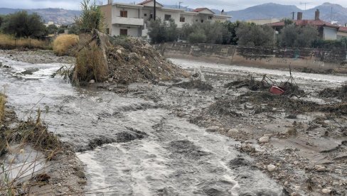 APOKALIPTIČNE SCENE IZ GRČKE: Janos pogodio Krit, gradovi poplavljeni, voda nosi sve pred sobom (VIDEO) APOKALIPTIČNE SCENE IZ GRČKE: Janos pogodio Krit, gradovi poplavljeni, voda nosi sve pred sobom (VIDEO)