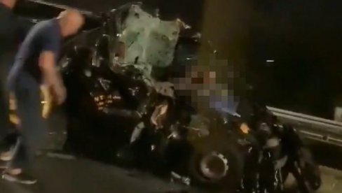 JEZIVI SNIMAK SUDARA KOD AERODROMA: Čovek ispao kroz šoferšajbnu, kombi potpuno smrskan (UZNEMIRUJUĆI VIDEO) JEZIVI SNIMAK SUDARA KOD AERODROMA: Čovek ispao kroz šoferšajbnu, kombi potpuno smrskan (UZNEMIRUJUĆI VIDEO)