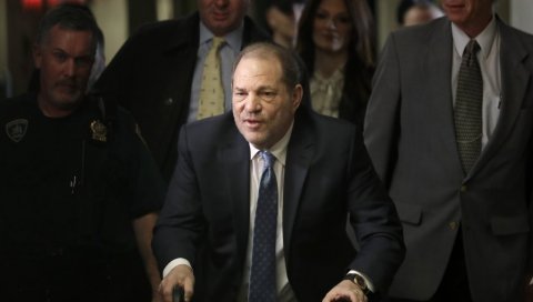 КРАЉИЦА ОДУЗЕЛА ПРИЗНАЊЕ ХАРВИЈУ ВАЈНСТИНУ: Елизабета Друга наредила да му се одликовање анулира КРАЉИЦА ОДУЗЕЛА ПРИЗНАЊЕ ХАРВИЈУ ВАЈНСТИНУ: Елизабета Друга наредила да му се одликовање анулира