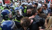 SUKOBI SA POLICIJOM U LONDONU: Uhapšene 32 osobe, Britanci protiv DŽonsonovih mera SUKOBI SA POLICIJOM U LONDONU: Uhapšene 32 osobe, Britanci protiv DŽonsonovih mera