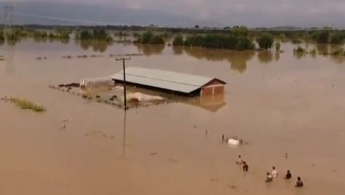 URAGAN JE SVE OSTAVIO POD VODOM: Pogledajte stravične snimke iz Grčke koji su obišli svet (VIDEO) URAGAN JE SVE OSTAVIO POD VODOM: Pogledajte stravične snimke iz Grčke koji su obišli svet (VIDEO)