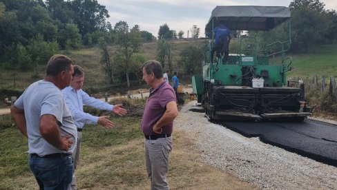 ZABRĐU NOVI ASFALT: Pod Majevicom „put kao pista“ ZABRĐU NOVI ASFALT: Pod Majevicom „put kao pista“