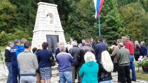 PARASTOS STRADALIMA U ZASEDI ARMIJE BiH: Sveće za putnike iz sprženog vojnog kamiona PARASTOS STRADALIMA U ZASEDI ARMIJE BiH: Sveće za putnike iz sprženog vojnog kamiona