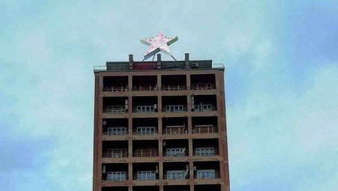 ОСВАНУЛА ПЕТОКРАКА У РИЈЕЦИ: На врху небодера црвена звезда, грађани огорчени ОСВАНУЛА ПЕТОКРАКА У РИЈЕЦИ: На врху небодера црвена звезда, грађани огорчени