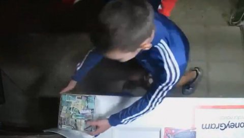 УКРАЛИ НОВАЦ ЗА ЛЕЧЕЊЕ БОЛЕСНЕ ДЕВОЈЧИЦЕ: Снимак из Врдника разбеснео Србију, два дечака отела добротворне прилоге (ВИДЕО) УКРАЛИ НОВАЦ ЗА ЛЕЧЕЊЕ БОЛЕСНЕ ДЕВОЈЧИЦЕ: Снимак из Врдника разбеснео Србију, два дечака отела добротворне прилоге (ВИДЕО)