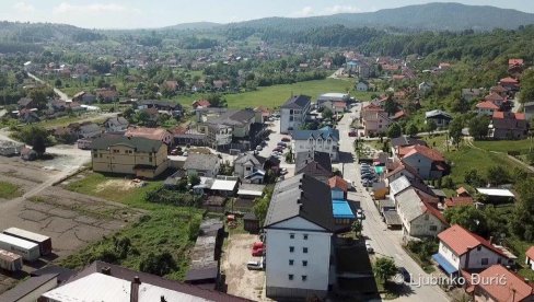 ZAPADNI DEO REPUBLIKE SRPSKE POGODILO JAKO NEVREME Padali dalekovodi, grom pogodio kuću ZAPADNI DEO REPUBLIKE SRPSKE POGODILO JAKO NEVREME Padali dalekovodi, grom pogodio kuću
