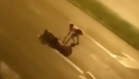 БИЗАРАН СНИМАК ИЗ НОВОГ САДА: Девојке у сукњицама легле насред пута, почеле да раде нешто чудно (ВИДЕО) БИЗАРАН СНИМАК ИЗ НОВОГ САДА: Девојке у сукњицама легле насред пута, почеле да раде нешто чудно (ВИДЕО)