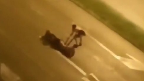BIZARAN SNIMAK IZ NOVOG SADA: Devojke u suknjicama legle nasred puta, počele da rade nešto čudno (VIDEO) BIZARAN SNIMAK IZ NOVOG SADA: Devojke u suknjicama legle nasred puta, počele da rade nešto čudno (VIDEO)