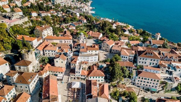 ПРИТИСЦИМА НЕЋЕ ЗАУСТАВИТИ СЛОБОДУ ГОВОРА: Радио Јадран на удару Демократа, управа и уредништво угрожени ПРИТИСЦИМА НЕЋЕ ЗАУСТАВИТИ СЛОБОДУ ГОВОРА: Радио Јадран на удару Демократа, управа и уредништво угрожени