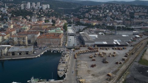 NEVREME IM POKVARILO UŽIVANJE: Bračni par se nasukao na stene u Rijeci, muškarac teško povređen (FOTO) NEVREME IM POKVARILO UŽIVANJE: Bračni par se nasukao na stene u Rijeci, muškarac teško povređen (FOTO)