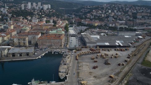 NEVREME IM POKVARILO UŽIVANJE: Bračni par se nasukao na stene u Rijeci, muškarac teško povređen (FOTO)