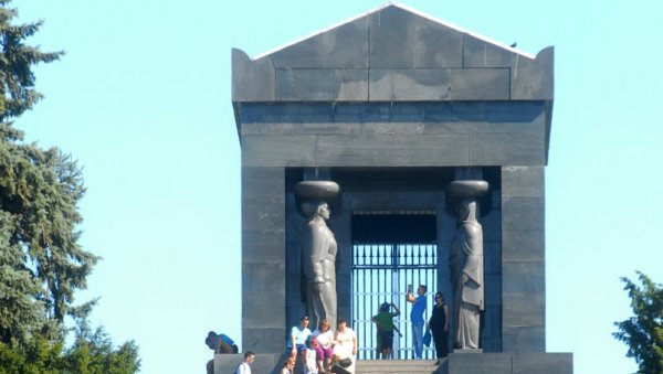 СПОМЕНИК НА АВАЛИ ПРЕТРПЕО ОШТЕЋЕЊА: Незнани јунак чека обнову 16 година (ФОТО) СПОМЕНИК НА АВАЛИ ПРЕТРПЕО ОШТЕЋЕЊА: Незнани јунак чека обнову 16 година (ФОТО)
