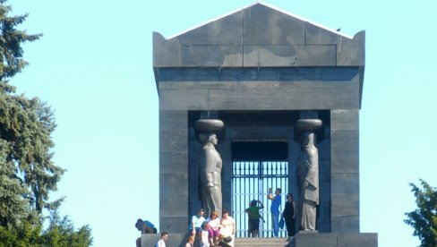 СПОМЕНИК НА АВАЛИ ПРЕТРПЕО ОШТЕЋЕЊА: Незнани јунак чека обнову 16 година (ФОТО) СПОМЕНИК НА АВАЛИ ПРЕТРПЕО ОШТЕЋЕЊА: Незнани јунак чека обнову 16 година (ФОТО)
