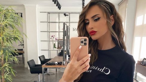 ЕМИНА ЈАХОВИЋ ПОКАЗАЛА НОВИ ДОМ: Погледајте оазу мира популарне певачице (ФОТО) ЕМИНА ЈАХОВИЋ ПОКАЗАЛА НОВИ ДОМ: Погледајте оазу мира популарне певачице (ФОТО)