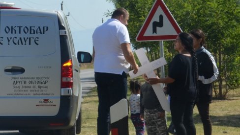 ТРАГЕДИЈА ЗА ТРАГЕДИЈОМ: Данас су сахранили бебу, а пре шест месеци породица Грујин је остала и без СТАРИЈЕГ УНУКА ТРАГЕДИЈА ЗА ТРАГЕДИЈОМ: Данас су сахранили бебу, а пре шест месеци породица Грујин је остала и без СТАРИЈЕГ УНУКА